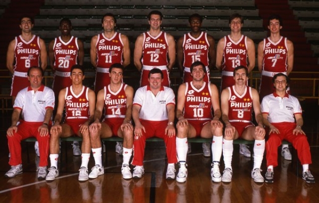 Formazione della Philips Olimpia Milano Campione d'Italia 1988-89: Massimiliano Aldi, Albert King, Dino Meneghin, Marco Baldi, Bob McAdoo, Davide Pessina, Riccardo Pittis (in piedi) Pippo Faina (assistente), Matteo Anchisi, Piero Montecchi, Giovanni Gallotti (masseur), Roberto Premier, Mike D'Antoni, coach Franco Casalini (era in 'rosa' anche Billy Martin)